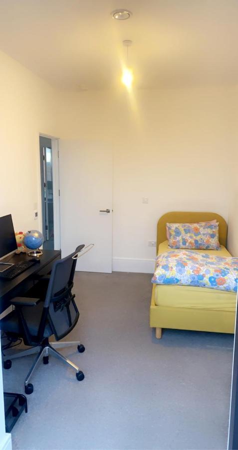 Villa Amazing New Built Townhouse With Garden In London Hendon Exterior foto